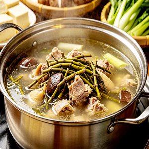 石斛养肝草鸡煲